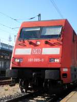 101 085-9 steht in Konstanz mit ihren IC 2004 nach ...