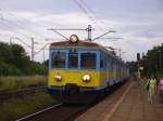 Ein EN57 f�hrt im August 2008 in den Bahnhof Rudziniec ...