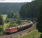 185 068-4 mit dem CS 49546 (Singen-Karlsruhe-Knielin gen) am km ...