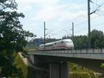 Der ICE S in seiner vollen L�nge rast auf der ...