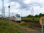 Ein ICE-T der BR 411 rauscht am 18.08.08 durch Gro�korbetha. ...