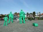 Bahnhofsvorplatz Westerland/Sylt:
eine Familie in Badesachen, mit umgedrehten K�pfen der Kinder, ...