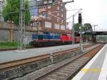V 100 xxx-x und vermutlich eine weitere V 100 fahren ...