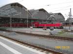 218 xxx-x zieht zwei Doppelstockwagen vom RE 21426 in den ...