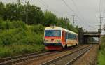 br-5047 5047 023-6 ist als Leerfahrt zwischen Wels und Marchtrenk unterwegs, im Hintergrund das �berschneidungsbauwerk f�r die Einfahrt zum Verschubbahnhof Wels (22.07.2008)