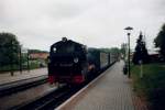 Rugensche Baderbahn - Rasender Roland 99 4632 bekannt auch unter der Bezeichnung Mh 52 fuhr im Sommer 2005 nicht mit ihren bekannten gr�nen Anstrich.Die Lok fuhr den Sommer lang mit dem schwarzen Anstrich und der Loknummer 99 4632.Hier ist ein Personenzug Lauterbach Mole-G�hren beim Halt in Binz LB fr�her bekannt unter Binz Ost(LB steht f�r Landesbahn)