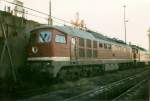 BR 232 Lokportraits Westlich von Berlin gelegen gab es einen gro�en Rangierbahnhof:Wustermark.Mit dem Bau der Schnellfahrstrecke Berlin-Hannover verlor der Rangierbahnhof an Bedeutung und wurde geschlossen.Auch das dortige Bw gibt es nicht mehr.Im Januar 1999 war im Bh Wustermark noch Betrieb.Hier steht die 232 365 und eine weitere 232 abgestellt.