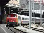 ee-3-3 SNCF Sybic wird am 04.08.08 von dem Rangiertraktor Ee 3/3 16513 im franz�sischen Teil des Bahnhofs von Basel an ihre Wagen gedr�ckt. (Jeanny) 