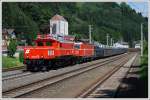 br-1020 1020.018 der IG Tauernbahn und 1044.40 vor dem SDG 90454 (Ersatzleistung f�r DG 54454)von Villach nach Hall in Tirol am 22.8.2008 bei der Durchfahrt in Taxenbach-Rauris. 