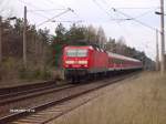 BR 143 mit Zugen 143 567 zieht den RB 11 Cottbus kurz vor Eisenh�ttenstadt.09.04.07