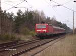 BR 143 mit Zugen 143 065 zieht den RB11 Cottbus kurz vor Eisenh�ttenstadt.09.04.07