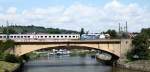 BR 101 Werbelokomotiven Mit Fahrtrichtung Ulm bef�hrt die f�r die Adler Mannheim werbende 101 070 am 05.08.08 die Neckarbr�cke in Stuttgart Bad Canstatt.