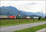 unterinntalbahn Umweltfreundlich durch die Alpen: Die 'Rollende Landstra�e' f�hrt bei Rattenberg-Kramsach neben der Landstra�e Richtung Brennersee. (05.07.2008)