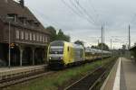 nord-ostsee-bahn-nob ER 20-015 am 18.08.2008 mit einer NOB nach Westerland in Gl�ckstadt.Drei Tage nach dieser Aufnahme gab es einen Zwischenfall mit diesem Eurorunner.Der offenbar �berhitzte Turbolader der Lok geriet im Bahnhof von Pinneberg in Brand.
Die schnelle Reaktion des Triebfahrzeugf�hrers und die automatische Abschaltung der Lok verhinderten das Ausbreiten des Brandes.