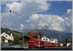 steuerwagen Steuerwagen 1751 f�hrt den RE aus Davos Platz nach Landquart. Hier f�hrt er soeben in Gr�sch ein. Im Hintergrund der Stelserberg. (27.08.2008)