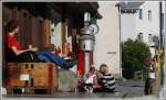 sonstiges In der Abendsonne macht sogar das Warten auf den n�chsten Zug in Gr�sch noch einigermassen Spass. (27.08.2008)