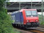 SBB Cargo 482 001-5 kommt in Hamburg-Harburg um die Ecke ...