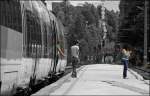 br-4024 Impression in Brixlegg: W�hrend der R 5114 auf gr�n wartet, rauchen sich die Jugendlichen eine Zigarette in der Mittagssonne. (05.07.2008)
