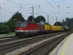 1144 240 mit G�terzug am 29.8.2008 in Brixlegg.  ...