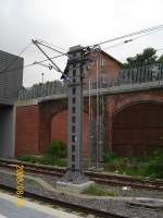 Ein neuer Abspannmast im L�becker Hbf am 26.08.08.  ...