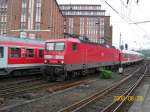 143 863-9 zieht eine leere N- Wagen Garnitur aus dem ...