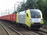 ES 64 U2- 070 der EVB zieht einen Containerzug durch ...