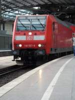 146 027-8 mit dem RE5 bei der Ausfahrt aus K�ln ...