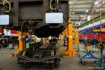 30.08.2007. Ein Gro�raum-Waggon schwebt �ber seinen frisch �berarbeiteten Drehgestellen. In ...