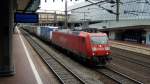 Ein Containerzug mit BR 185 wartet am roten Signal in ...