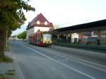 Eine Combino-Dieselstra�enbahn f�hrt gleich aus dem Netz der Stra�enbahn auf ...