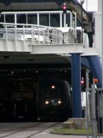 Fast nur die Scheinwerfer des IC3 aus Kopenhagen sind im ...