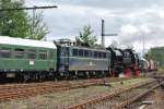 65 1049 schleppt 242 157, WAB 51 ins Chemnitzer BW ...
