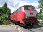 218 122-0 am Bahn�bergang ...  Andreas Axmann 09.09.2008