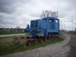 An der B96 im �rtchen Samtens steht diese ehmalige Werklok ...
