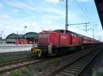 295 072-3 rangiert am 5.9.2008 mit einem Sch�ttgutzug auf Gleis ...