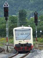 Ein Triebwagen der HZL (Hohenzollerischen Landesbahn) bei der Einfahrt in ...