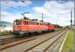 E-Lok 1042 020 und Diesellok 2067 041 fahren als Lokzug ...