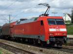 BR 152 167 zieht einen G�terzug durch Asperg in Richtung ...