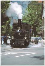 dampfloks Obwohl die Arosabahn von Anfang an elektrisch betrieben wurde, verkehrten w�hrend dem 75 Jahre Jubil�um Dampfz�ge durch die Stadt Chur bis Depot Sand. Hier kurvt G 3/4 I 'Rh�tia' ums Obertor in Chur. (Archiv 05/89)