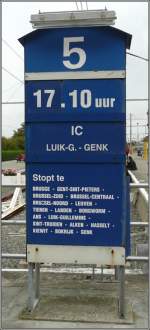 Sonstiges Im Bahnhof von Blankenberge gibt es noch keine elektronischen Zugzielanzeiger. Hier werden die Anzeigen noch per Hand in diese nostalgisch anmutenden Tafeln gesteckt. 13.09.08 (Jeanny)   