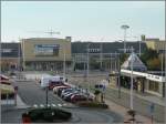 sonstige Der Bahnhof von Blankenberge ist ein recht einfacher Zweckbau. Diese Aufnahme entstand am 13.09.08 aus unserem Hotelzimmer und im Vordergrund sieht man die Stra�enbahnhaltestelle Blankenberge Station von 'De Kusttram'. (Jeanny) 