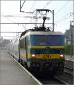 BR 27 E-Lok 2747 hat am 13.09.08 das in Br�gge abgekuppelte Teilst�ck des ICs aus Br�ssel nach Blankenberge gebracht. Bis Br�gge besteht dieser Zug aus 2 solchen Teilen (E-Lok BR27 mit M 6 Wagen), nach der Trennung in Br�gge f�hrt das andere Teilst�ck nach Knokke. (Jeanny)