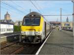 M 6 M 6 Steuerwagen wartet am 13.09.08 im Bahnhof von Blankenberge auf die Abfahrt nach Br�gge, wo er wieder mit dem Zug aus Knokke vereint wird, um nach Br�ssel weiterzufahren. Au�er dem Bahnhof, sind auch noch die beiden Kirchen von Blankenberge auf diesem Bild zu sehen. (Jeanny)