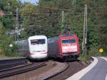 Bei der Ausfahrt trifft 101 052-9 auf die 401 002. ...