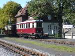 Zittauer Schmalspurbahnen VT 137 322 am 13.09.2008 in der Endstation Kurort Jonsdorf, der Beiwagen ist ein normaler Personenwagen, deswegen mu� der Triebwagen umgesetzt werden.