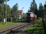 Zittauer Schmalspurbahnen VT 137 322 h�lt am 13.09.2008 in der Station Kurort Oybin Niederdorf, links das fr�here Stationsgeb�ude.