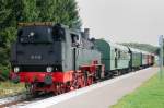 BR 75 An einem Tag zwei Dampfz�ge auf zwei Spuren an einem Bahnhof... 75 1118 der Lokalbahn Amstetten - Gerstetten trifft kurz nach Abfahrt des Schmalspurzuges in Amstetten ein. Auch sie verkehrt regelm��ig in den Sommermonaten. Und.. man kann sie zu Firmenfesten, Geburtstagen und Hochzeiten etc. buchen. (17.08.2008).
