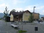 bregenzerwaldbahn ehemalige Bregenzerwaldbahn, km 26,7. An dieser Stelle befindet sich der Bahnhof Andelsbuch. Ausser den Bahnh�fen Bezau und Schwarzenberg an der Museumsbahn existieren sonst nur die Bahnh�fe Doren/Sulzberg (siehe anderes Foto in der Rubrik) sowie dieser hier. In Andelsbuch gibt einen Kulturverein 'Bahnhof', der den alten Bahnhof m�hevoll wunderbar renoviert hat. Im innern befindet sich eine Bar und es gibt dort immer wieder Kulturveranstaltungen. 