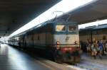 E 646-185 bei der Ausfahrt vom Bahnhof Pisa nach Florenz. ...