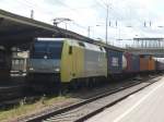 ES 64 F-902 der ITL mit Containerganzzug bei der Durchfahrt ...
